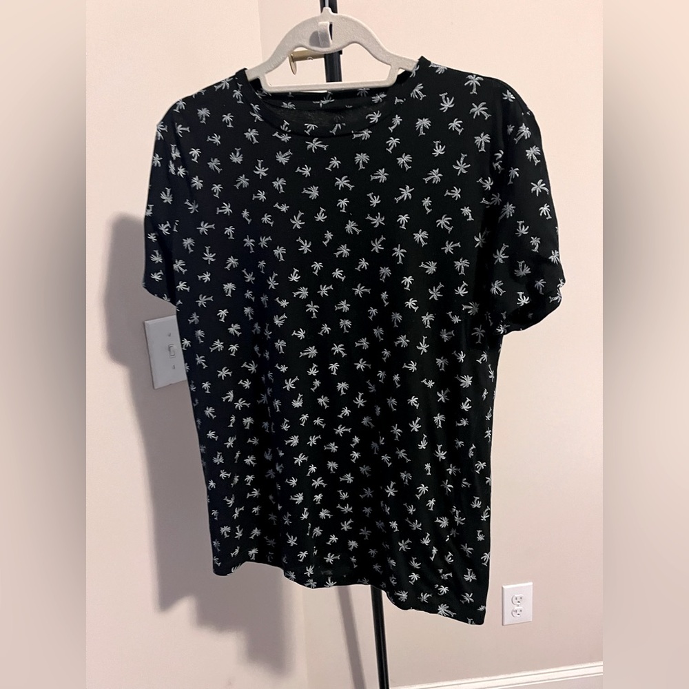 H&M. Black T-Shirt with White Palm Tree Print. Size S